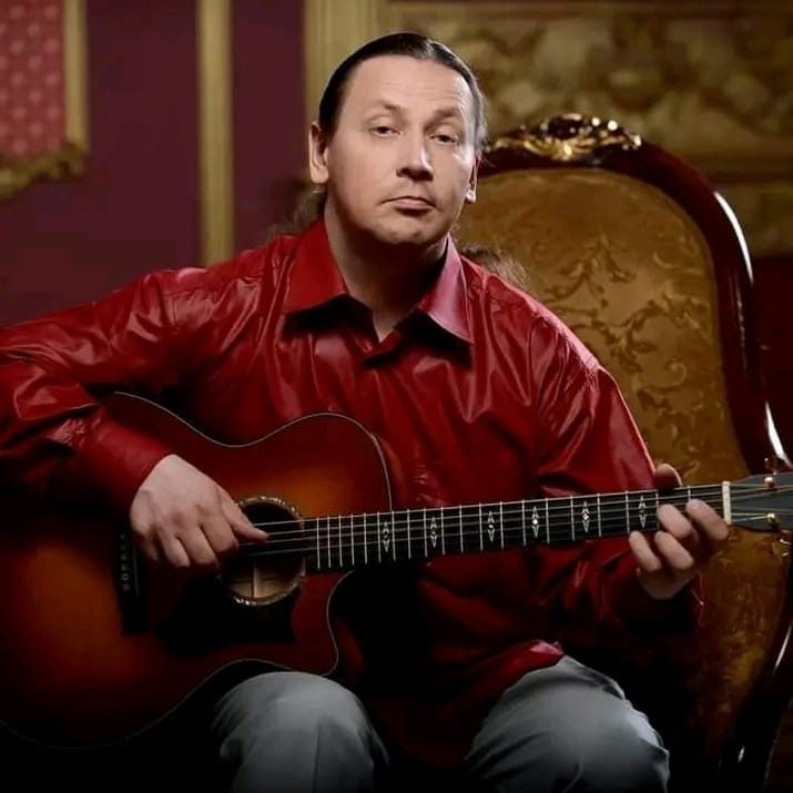 Aleksey Revenko ist ein berühmter Gitarrenvirtuose und Komponist. Autor von 17 Instrumentalalben. Gewinner des Weltwettbewerbs „World Folk Vision“ 2020.