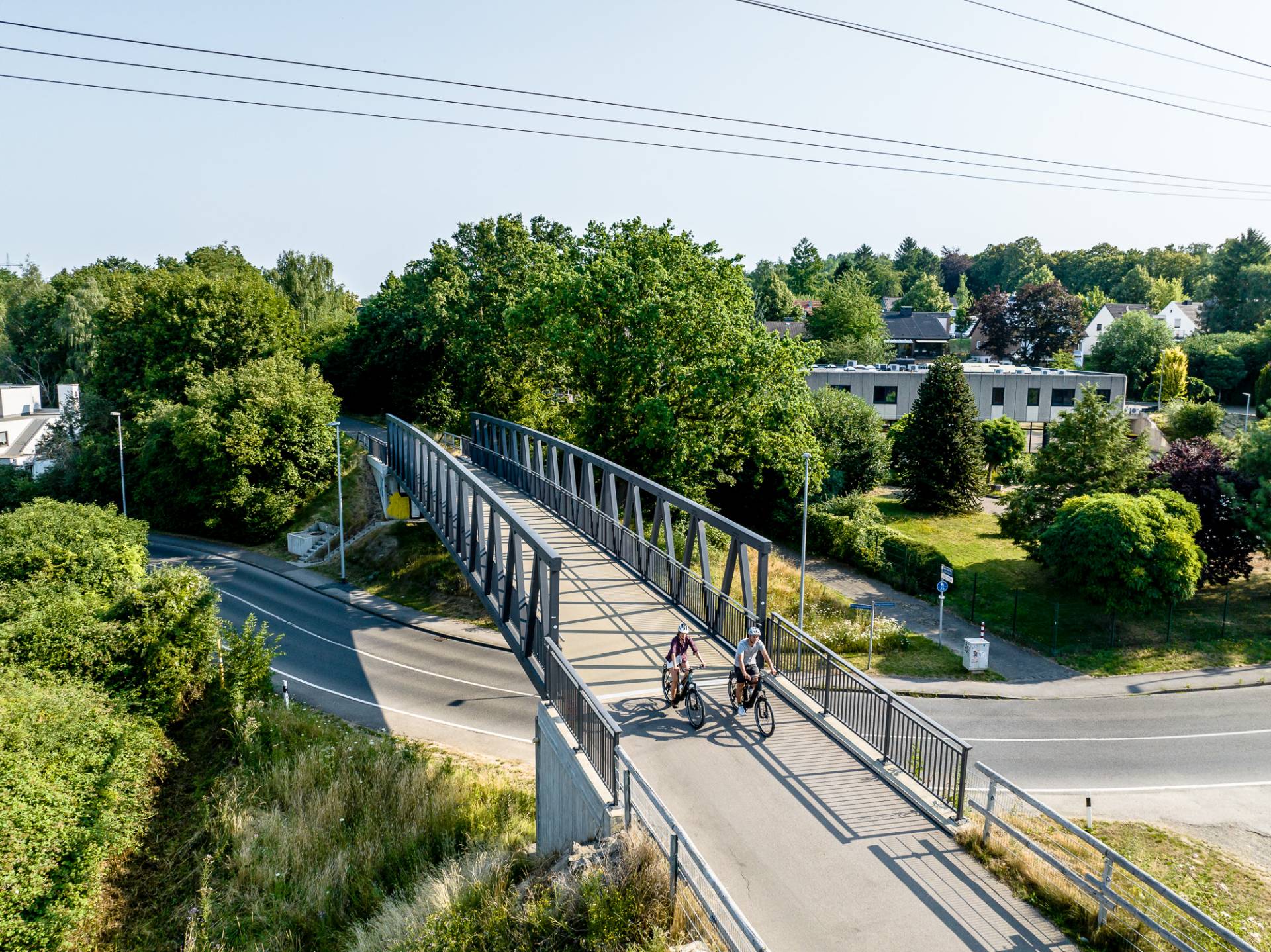Brücke in der Städtereigon Aachen mit Radfahrern