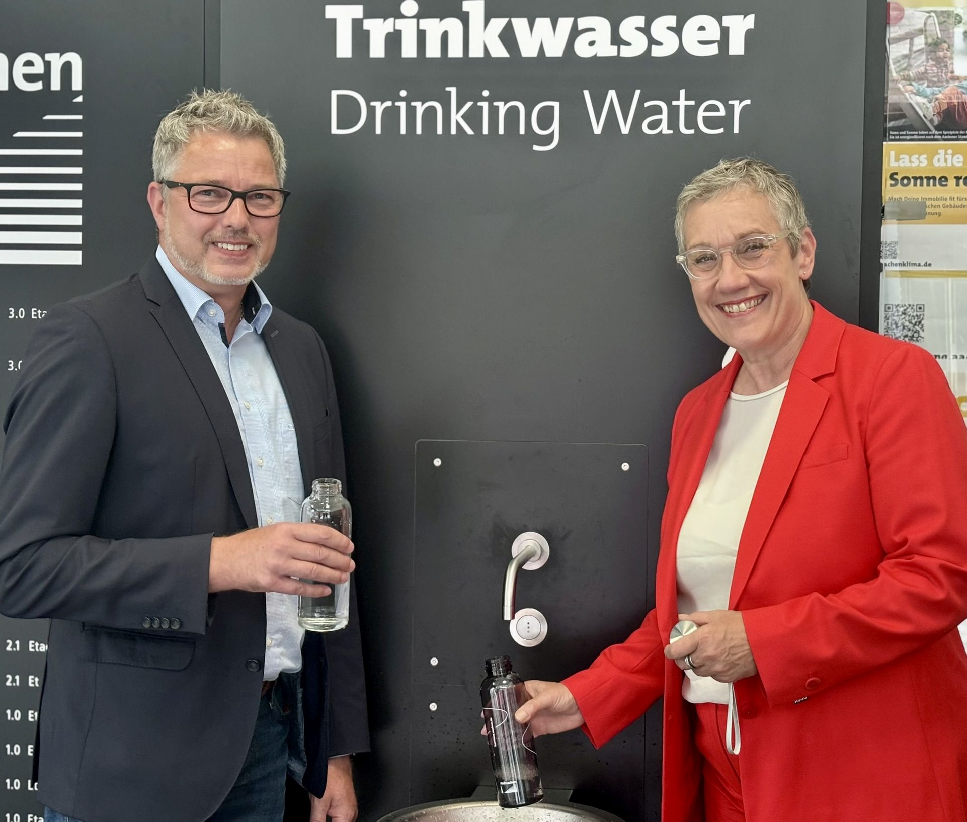 Trinkwasserspender1: Frisches Trinkwasser für alle: Oberbürgermeisterin Sibylle Keupen nahm mit Robert Schmidt vom städtischen Gebäudemanagement den neuen Spender im Verwaltungsgebäude Katschhof symbolisch in Betrieb. Foto: Stadt Aachen / Stefan Herrmann