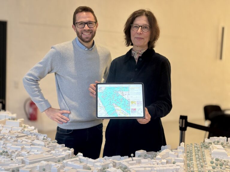 Stellten die digitale Denkmalliste für Aachen vor: Isabel Maier, stellvertretende Leiterin der städtischen Denkmalbehörde, und Vincent Dyckmans, Teamleiter im Fachbereich Geoinformation und Bodenordnung. Foto: Stadt Aachen / Stefan Herrmann