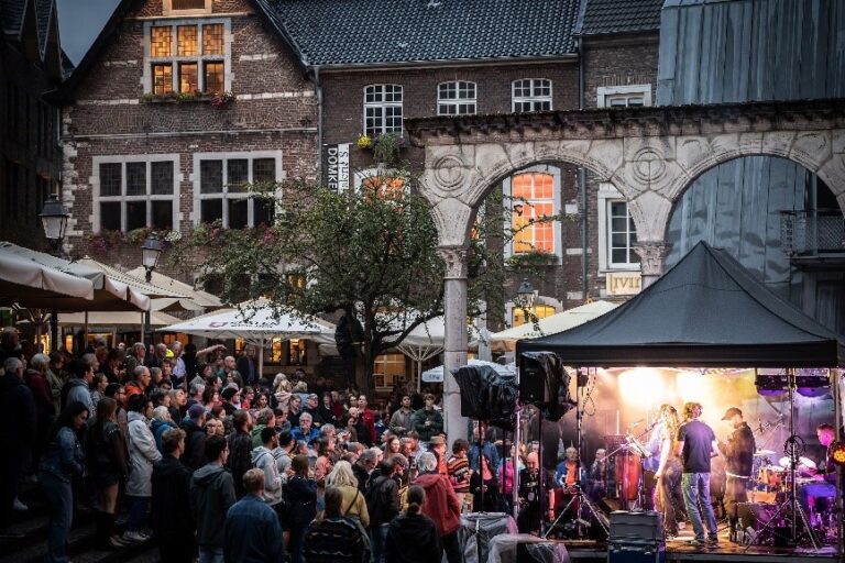 Die Aachener City erleben: Geförderte Hofkultur bringt Lebendigkeit in die Innenstadt und schafft so zusätzliche Besuchsanreize in den Abendstunden. (© Jörg Stanzick)