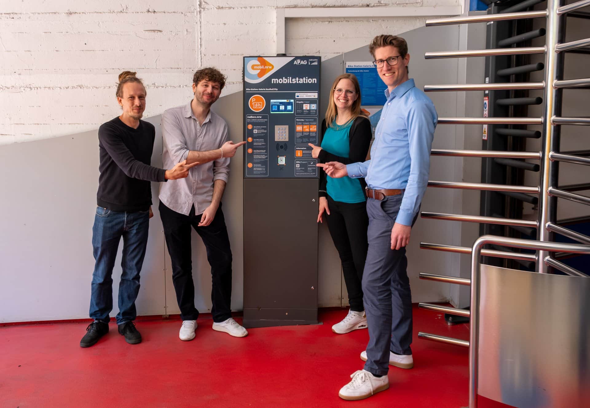 Sie freuen sich darüber, dass sie das neue Buchungssystem radbox.nrw nun auch an den Aachener Radstationen in Betrieb nehmen konnten: (v.l.n.r.): André Katzenberger (goRheinland), Alexej Creutz, (APAG), Projektleiterin Sabrina Horbach und Abteilungsleiter Michael Schrömbges (beide Stadt Aachen). © Stadt Aachen/Dirk Gier